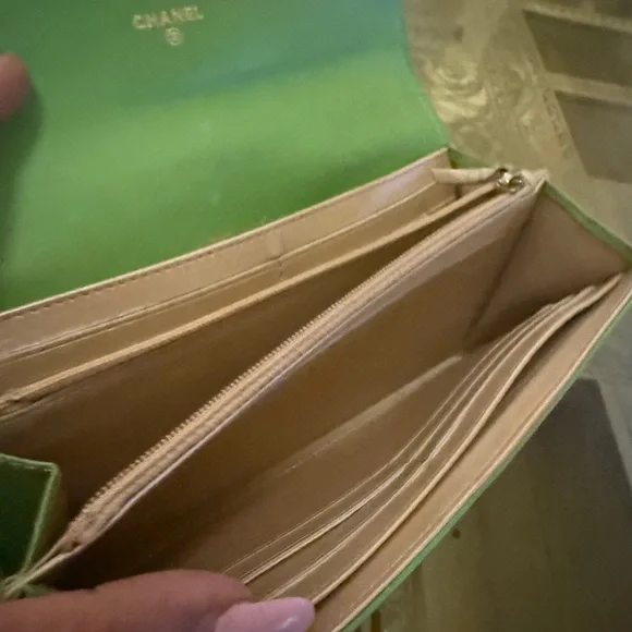 CHANEL Green Wallet with Iconic CC Logo - Picture 3 of 3